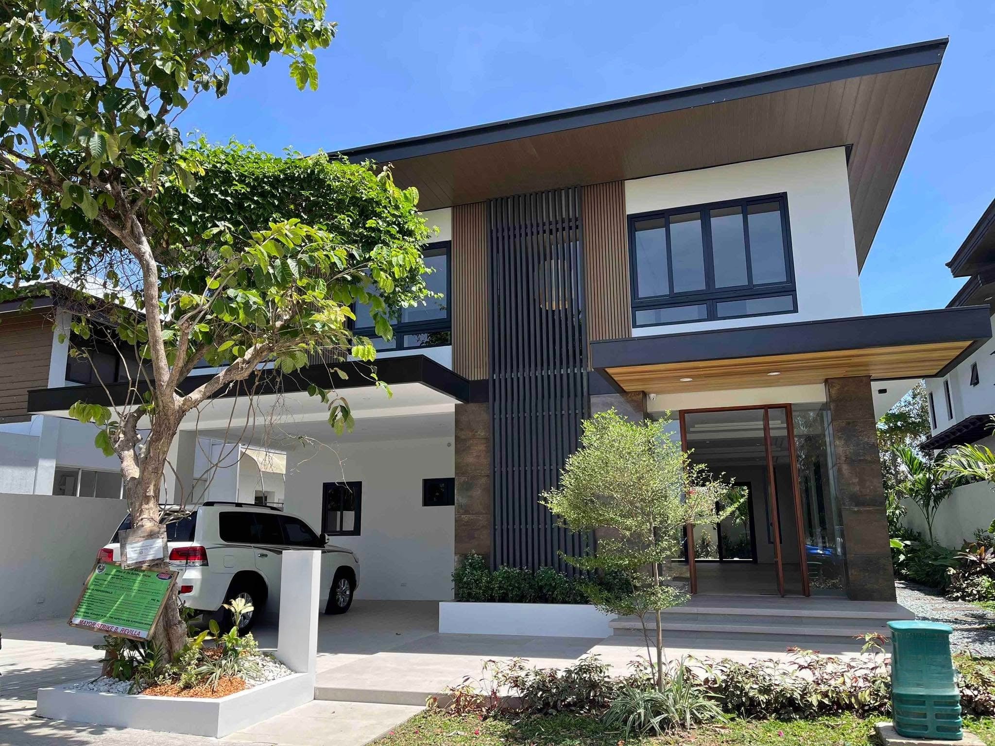 Iconic5-BedroomHouseandLotforSaleinAyalaPrimeraSouthvale-1.jpg