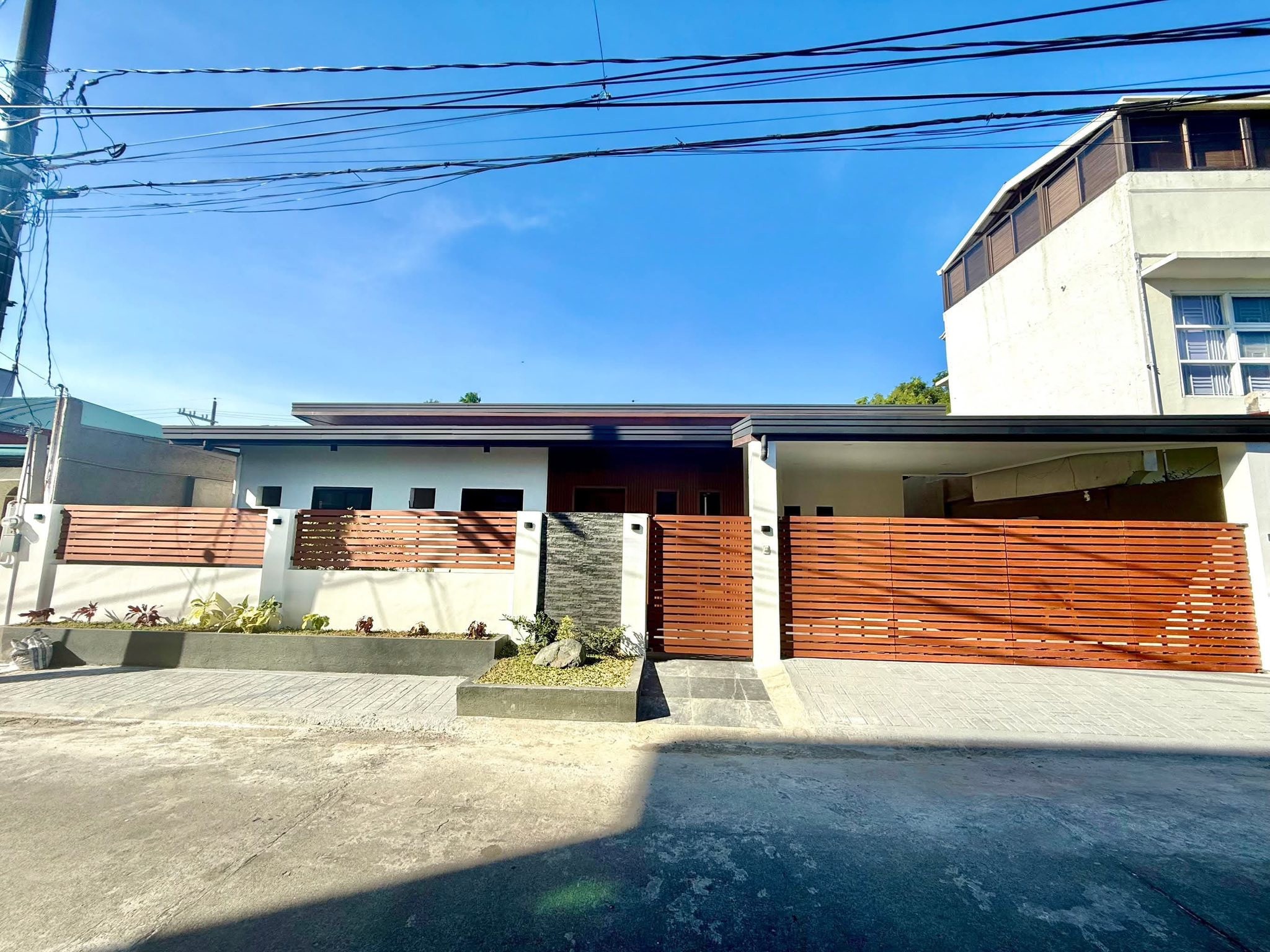 Vibrant5-BedroomHouseandLotforSaleinBFResortVillage,LasPiñasCity-1.jpg