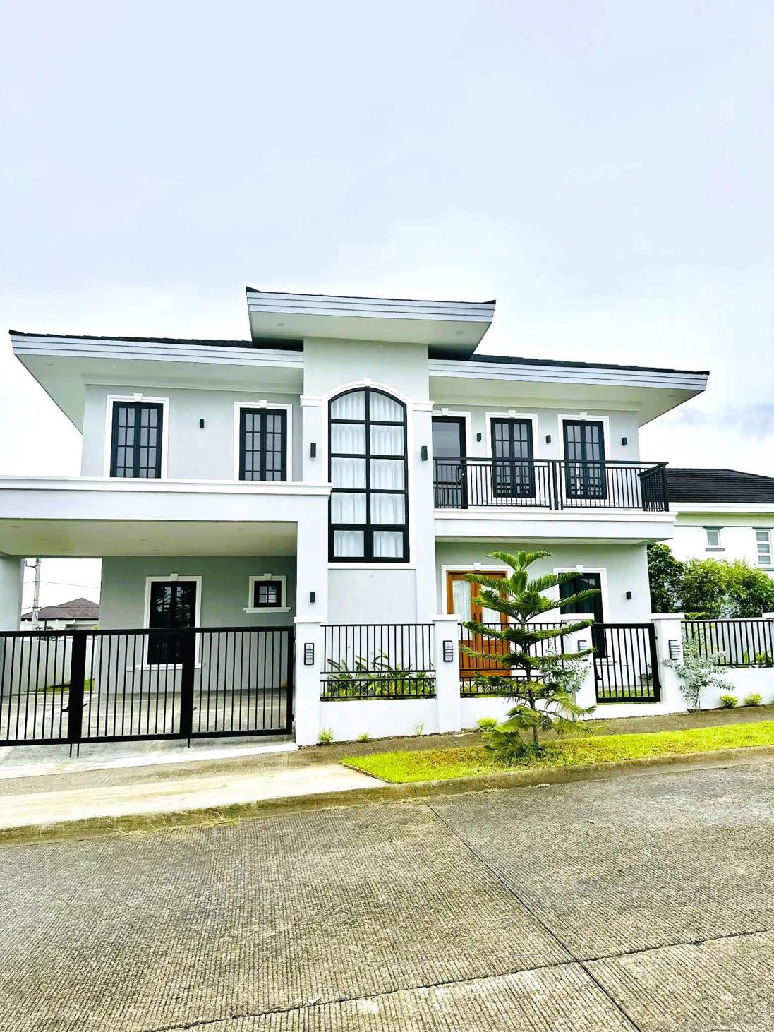 Stunning4-BedroomHouseandLotforSaleinChateaudeParis,SouthForbes,Silang,Cavite-1.jpg