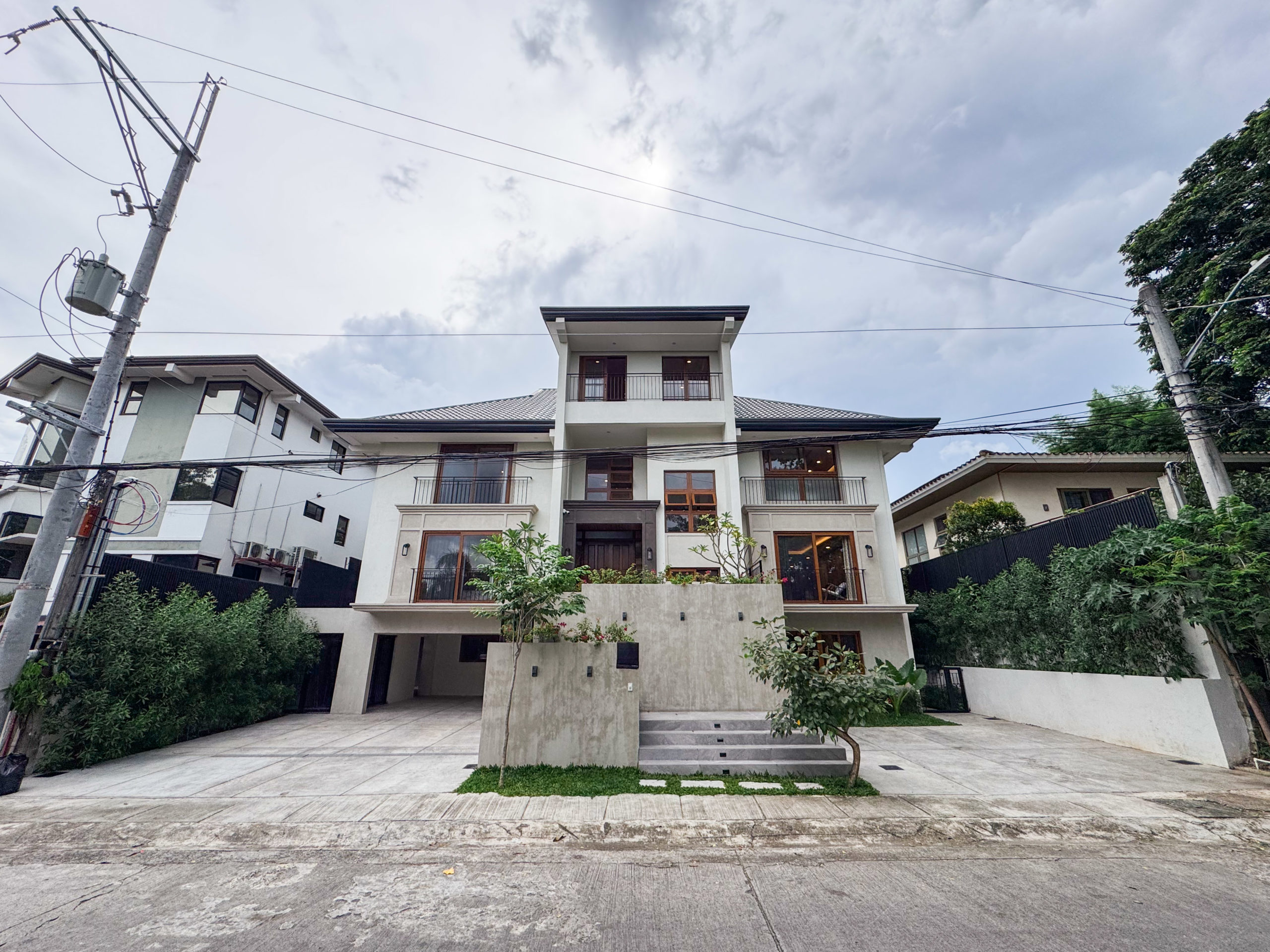 Inviting6-BedroomsHouseandLotforSaleinLoyolaGrandVillas,Marikina-1.jpg