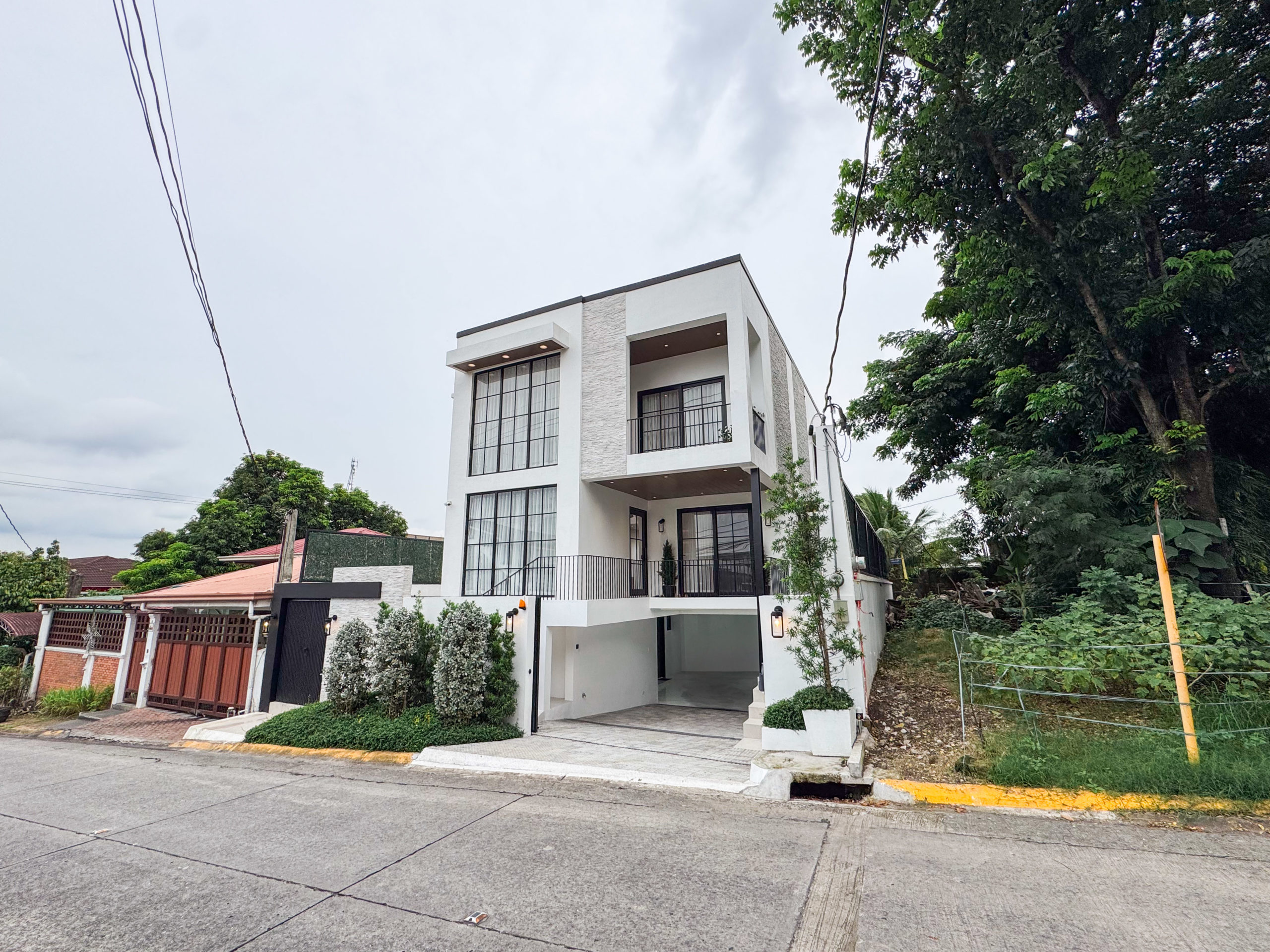 Sleek3-BedroomHouseandLotforSaleinFilinvest2,BatasanHills,QuezonCity-1.jpg