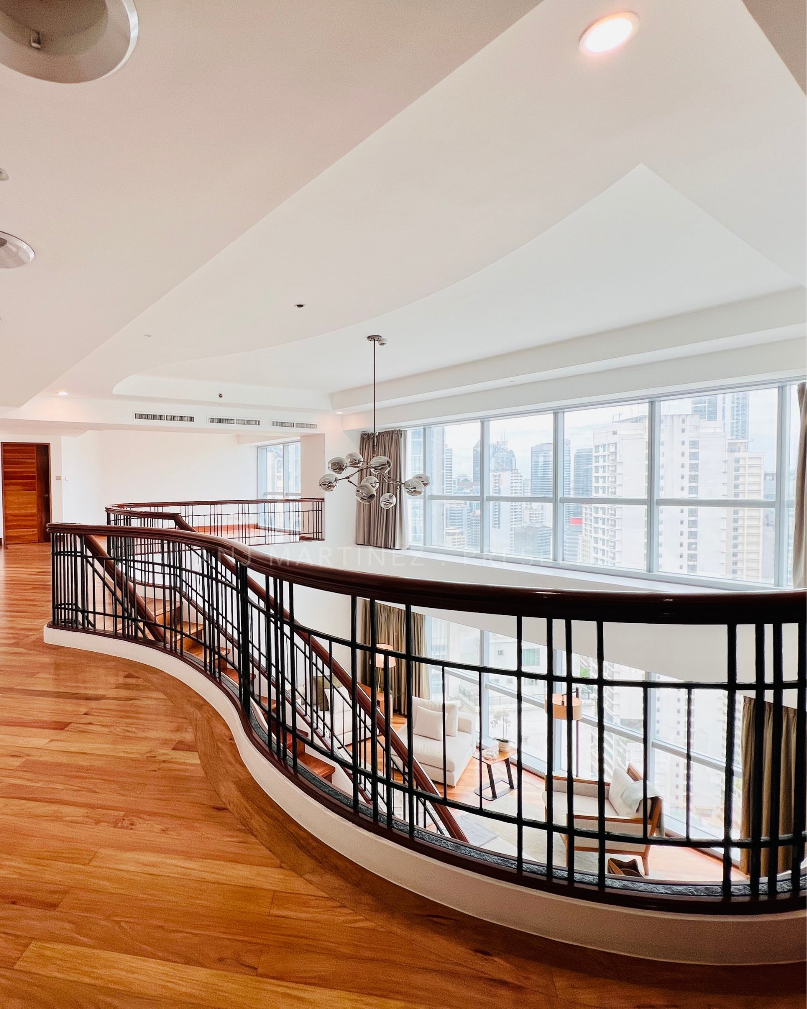 4-BedroomPenthouseBi-LevelUnitforLeaseinTheForbesTower,SalcedoVillage,MakatiCity-24.jpg