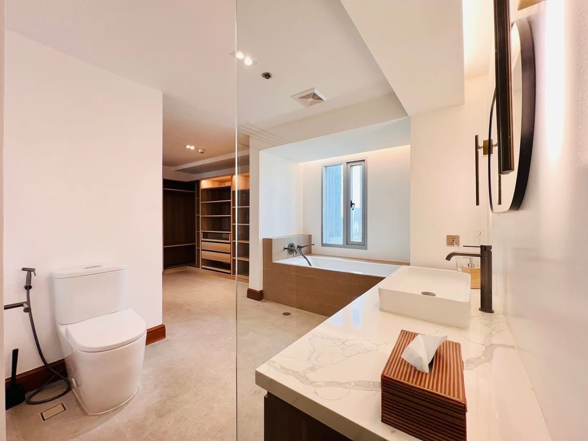 4-BedroomPenthouseBi-LevelUnitforLeaseinTheForbesTower,SalcedoVillage,MakatiCity-13.jpg