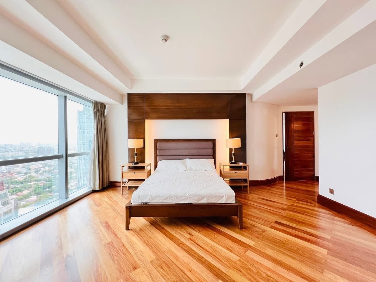 4-BedroomPenthouseBi-LevelUnitforLeaseinTheForbesTower,SalcedoVillage,MakatiCity-9.jpg