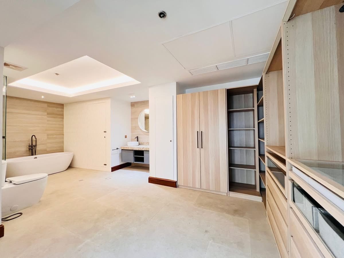 4-BedroomPenthouseBi-LevelUnitforLeaseinTheForbesTower,SalcedoVillage,MakatiCity-14.jpg