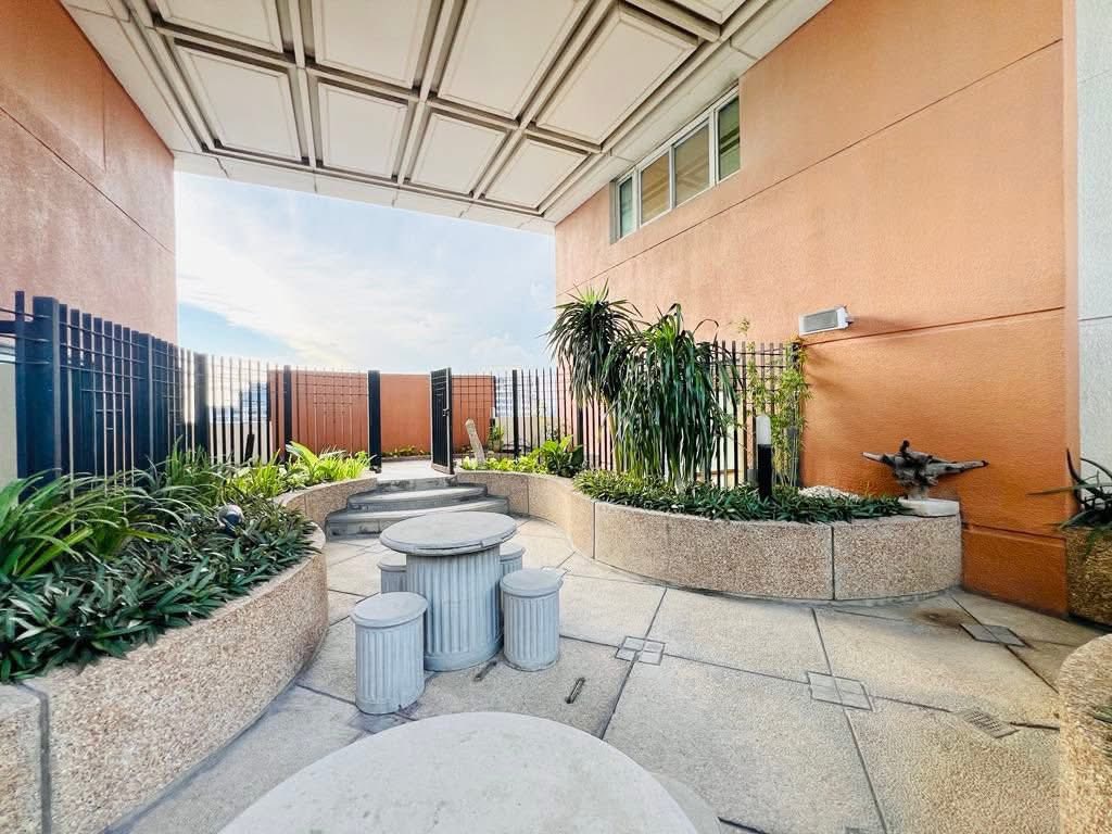 4-BedroomPenthouseBi-LevelUnitforLeaseinTheForbesTower,SalcedoVillage,MakatiCity-2.jpg