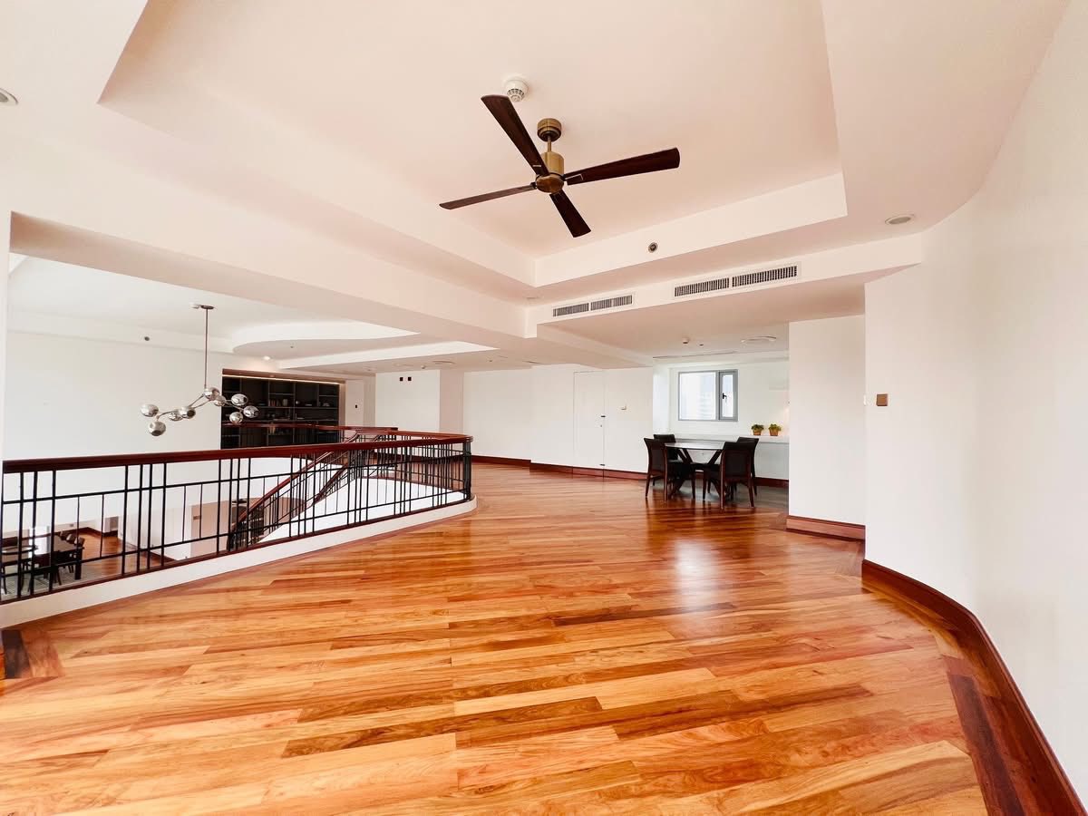 4-BedroomPenthouseBi-LevelUnitforLeaseinTheForbesTower,SalcedoVillage,MakatiCity-25.jpg