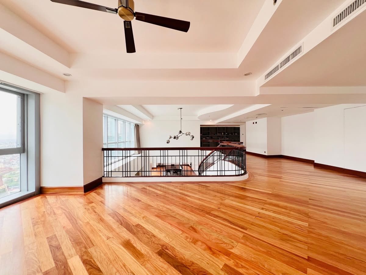 4-BedroomPenthouseBi-LevelUnitforLeaseinTheForbesTower,SalcedoVillage,MakatiCity-26.jpg