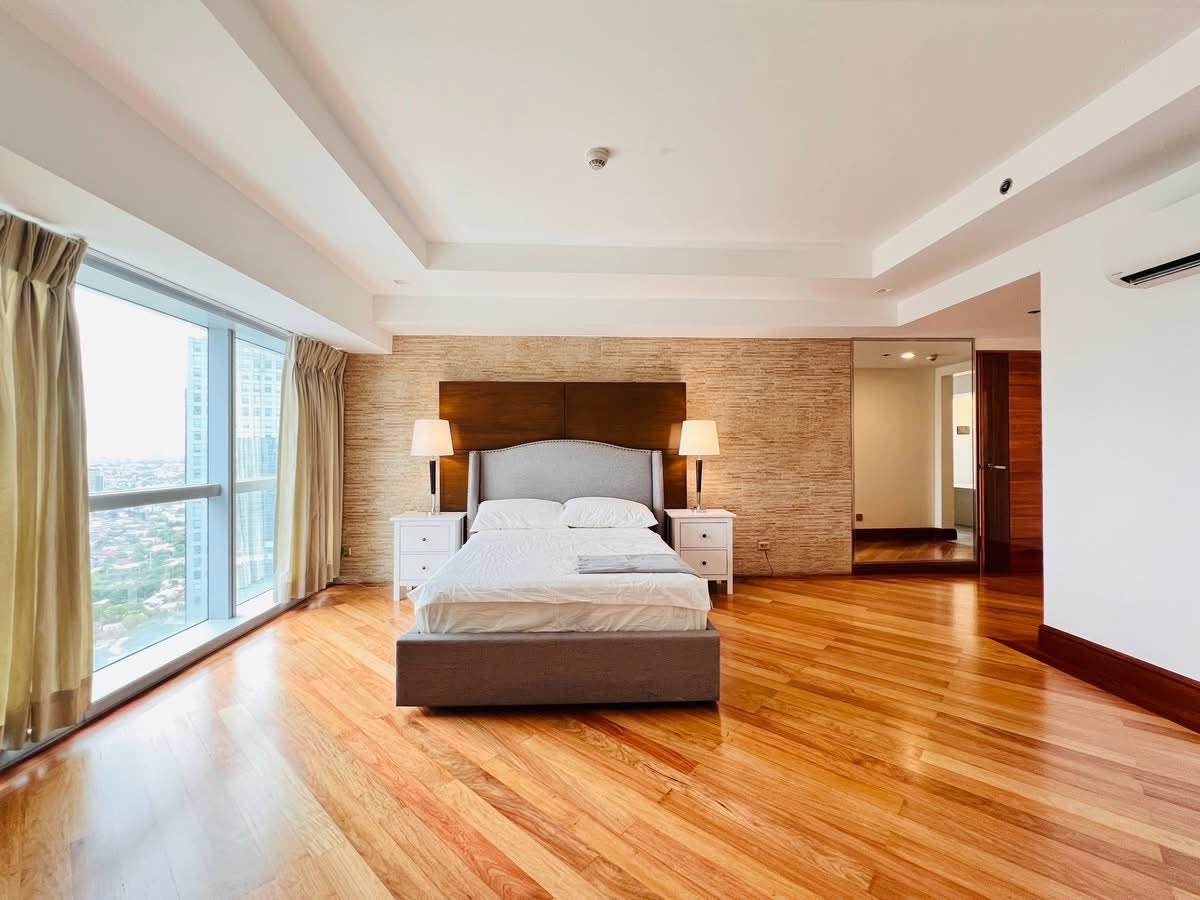 4-BedroomPenthouseBi-LevelUnitforLeaseinTheForbesTower,SalcedoVillage,MakatiCity-8.jpg