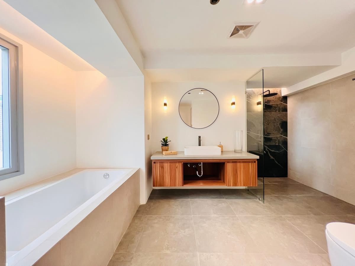 4-BedroomPenthouseBi-LevelUnitforLeaseinTheForbesTower,SalcedoVillage,MakatiCity-7.jpg