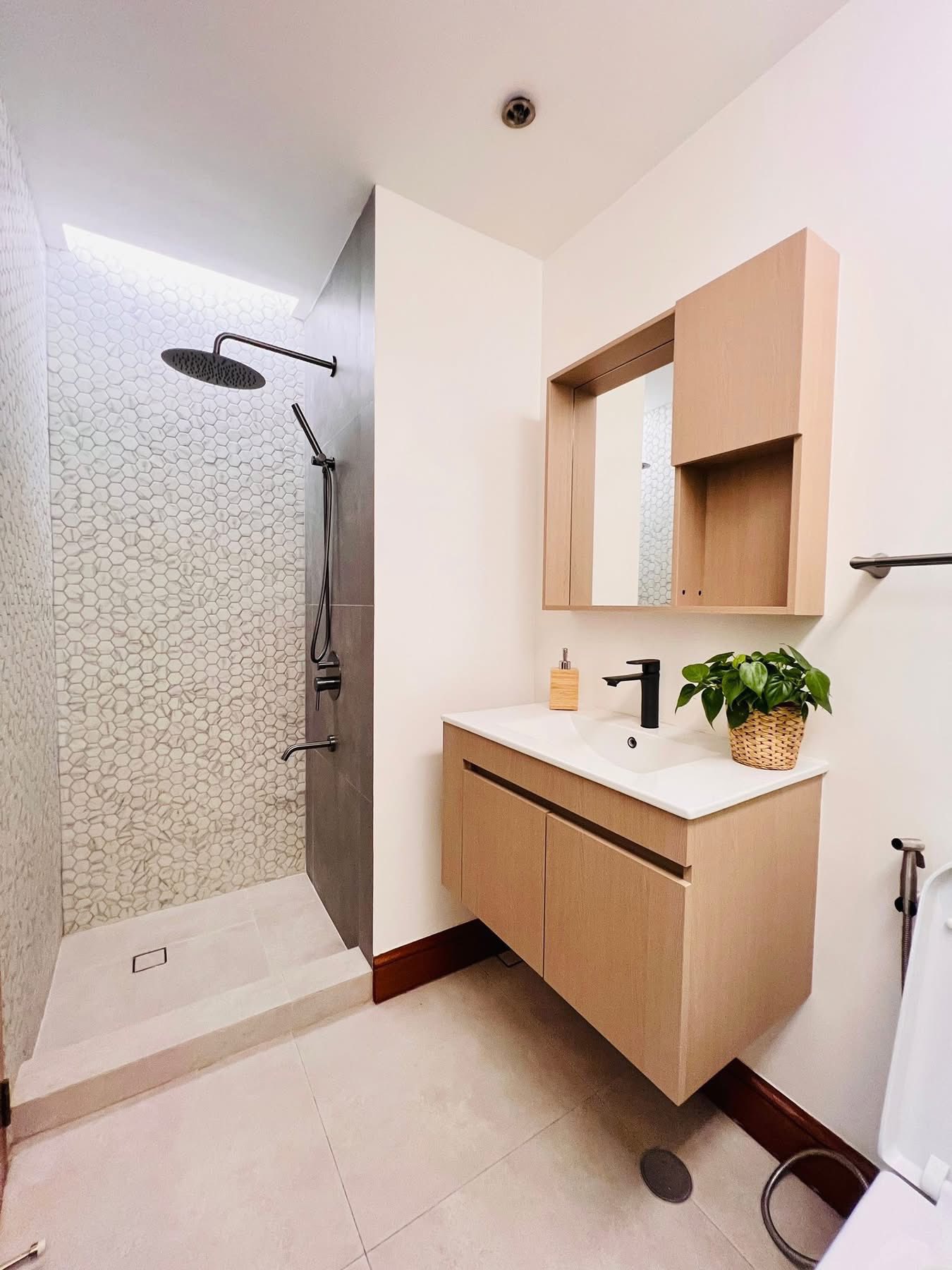 4-BedroomPenthouseBi-LevelUnitforLeaseinTheForbesTower,SalcedoVillage,MakatiCity-17.jpg