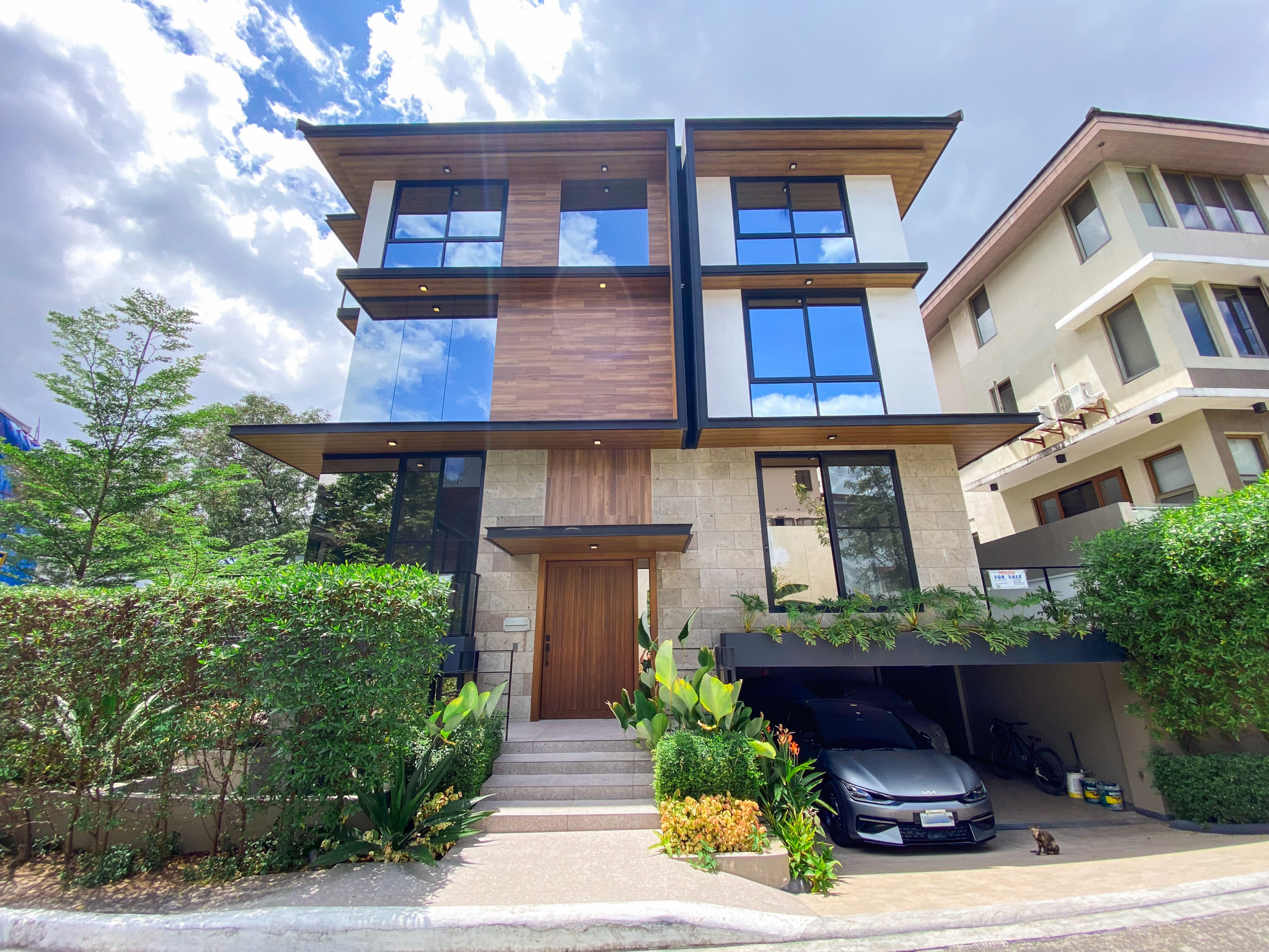 Fabulous5-BedroomHouseandLotforSaleinMckinley,BGC,Taguig-1.jpg