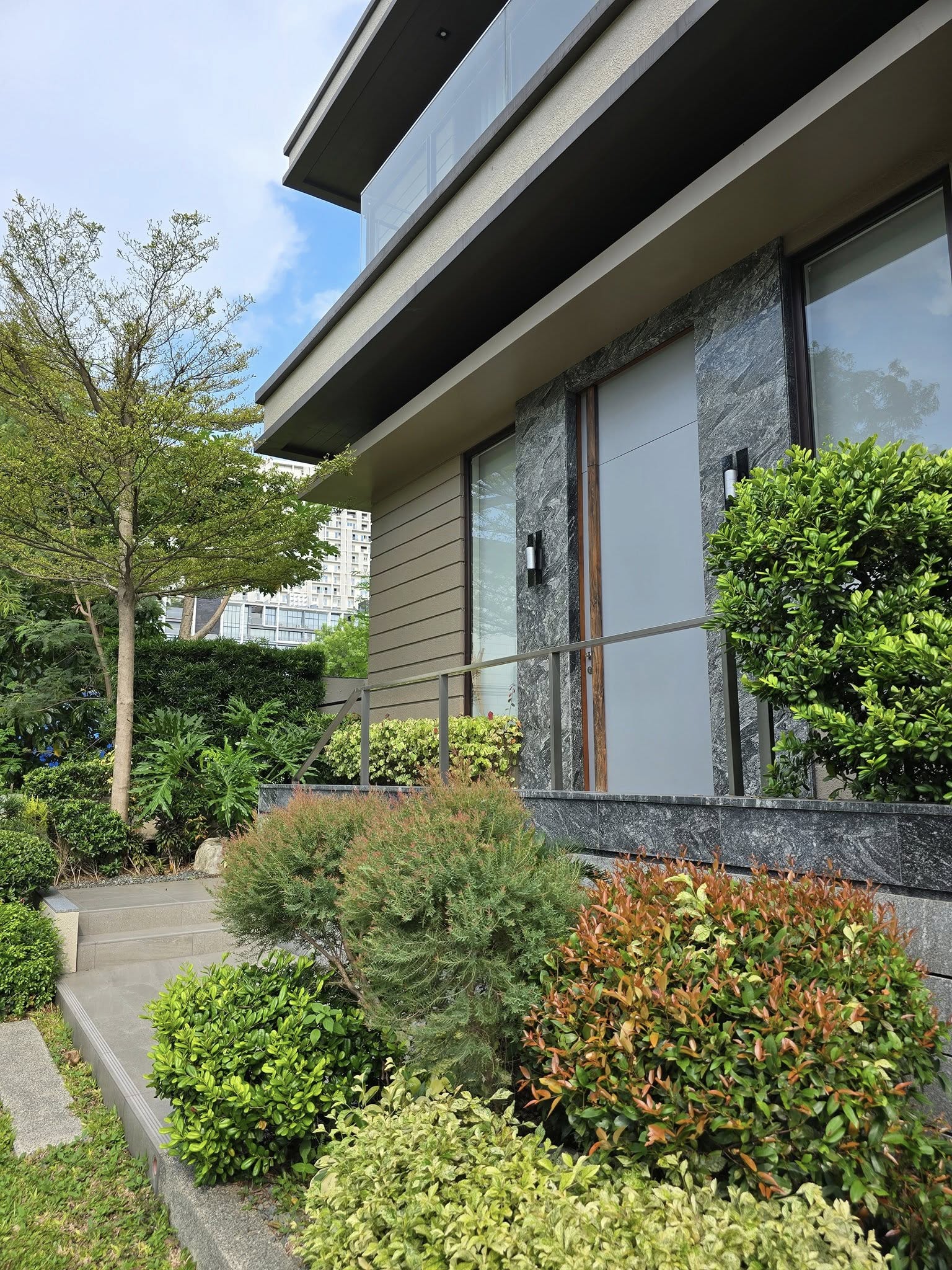 Elegant3-BedroomFullyFurnishedHouseandLotforLeaseinMcKinleyWest,TaguigCity-6.jpg