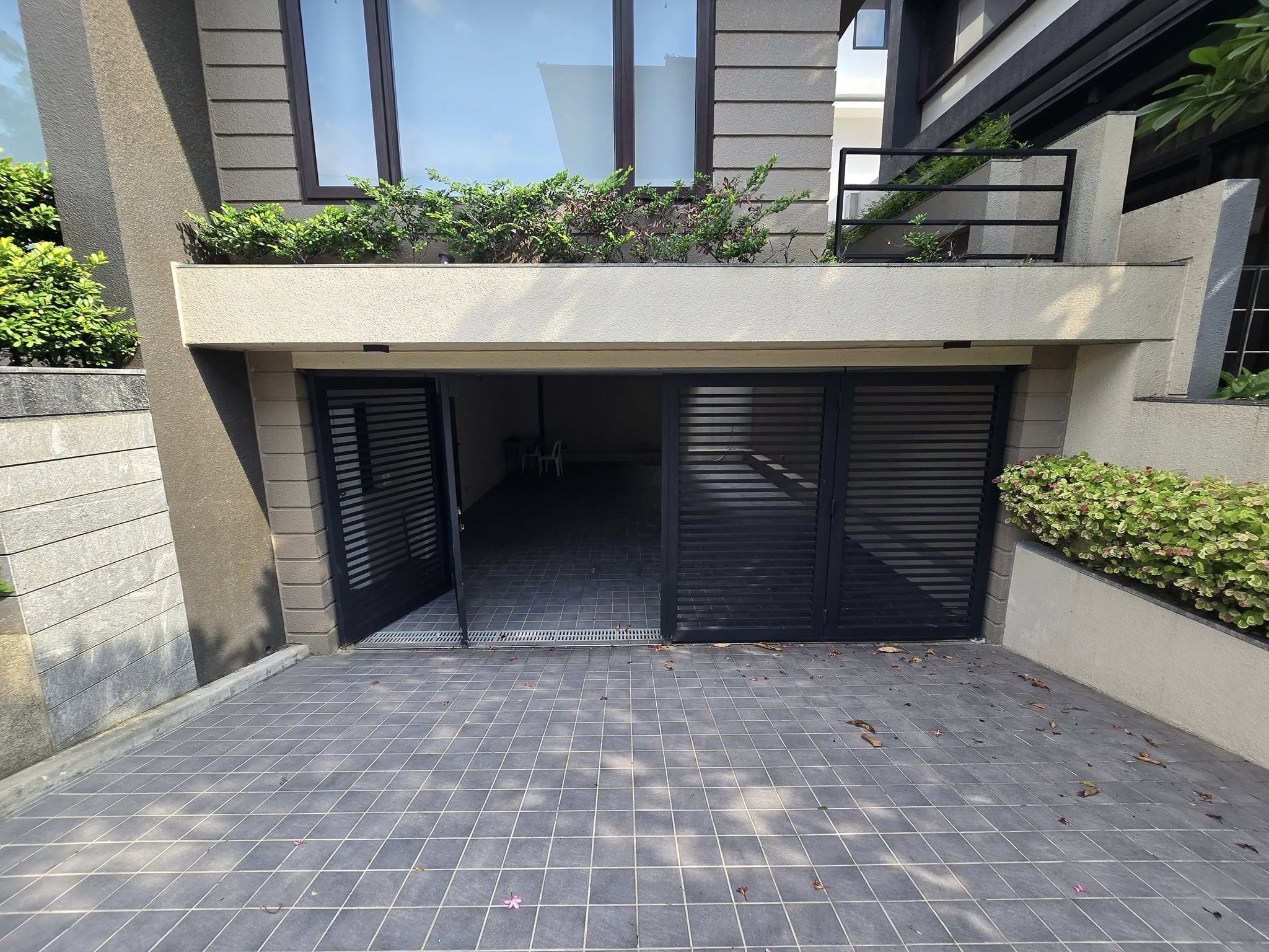 Elegant3-BedroomFullyFurnishedHouseandLotforLeaseinMcKinleyWest,TaguigCity-4.jpg