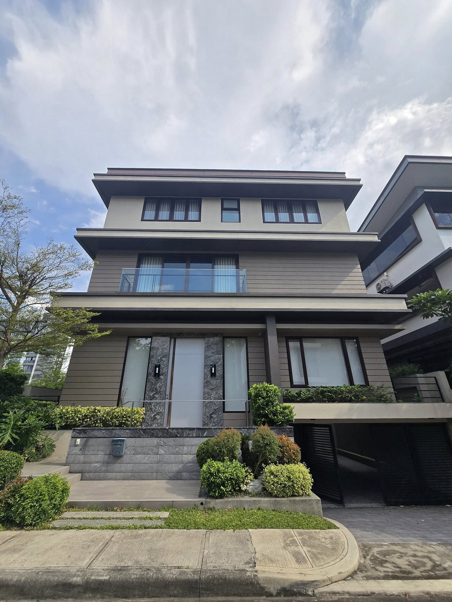 Elegant3-BedroomFullyFurnishedHouseandLotforLeaseinMcKinleyWest,TaguigCity-2.jpg
