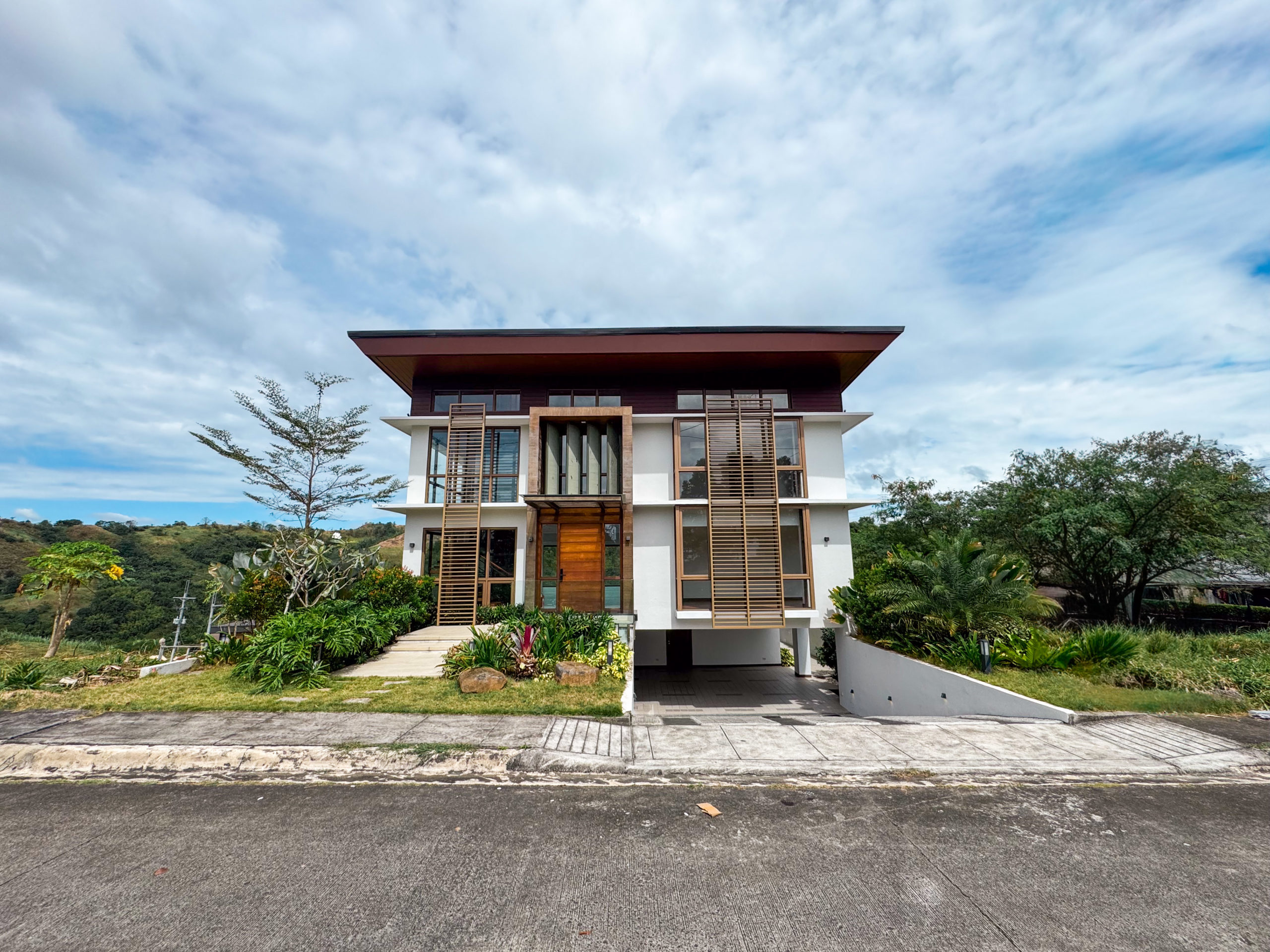 Lavish4-BedroomHouseandLotforSaleinSunValleyWest,SanJuan,Antipolo-1.jpg