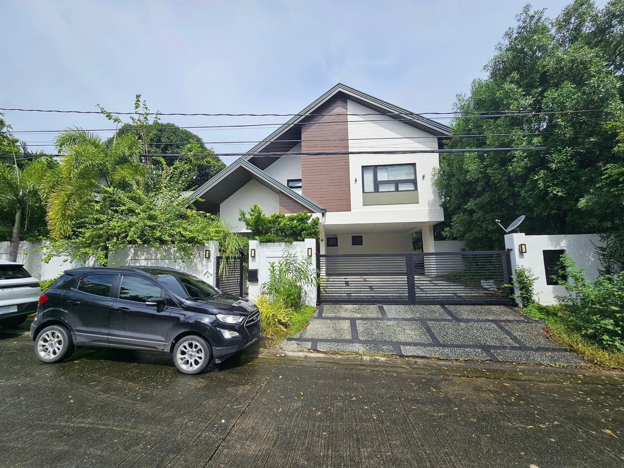 Spacious5-BedroomHouseandLotforLeaseinAyalaAlabang,Muntinlupa-1.jpg