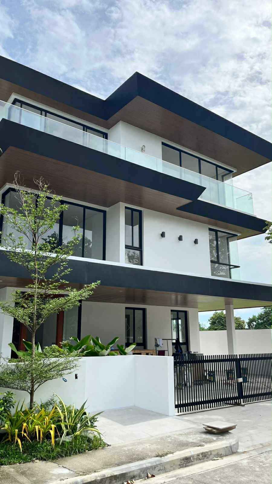 Vibrant5-BedroomHouseandLotforSaleinAlabangWest,LasPiñas-1.jpg