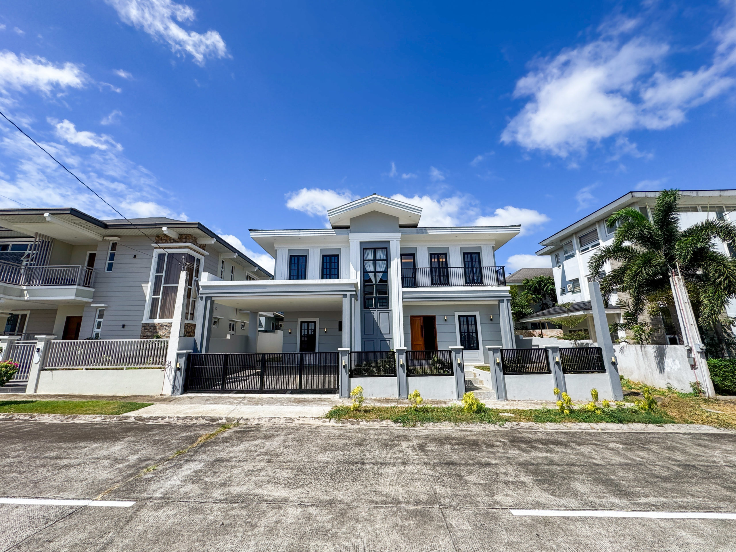 Enchanting4-BedroomHouseandLotforSaleinSouthForbes,Silang,Cavite-1.jpg