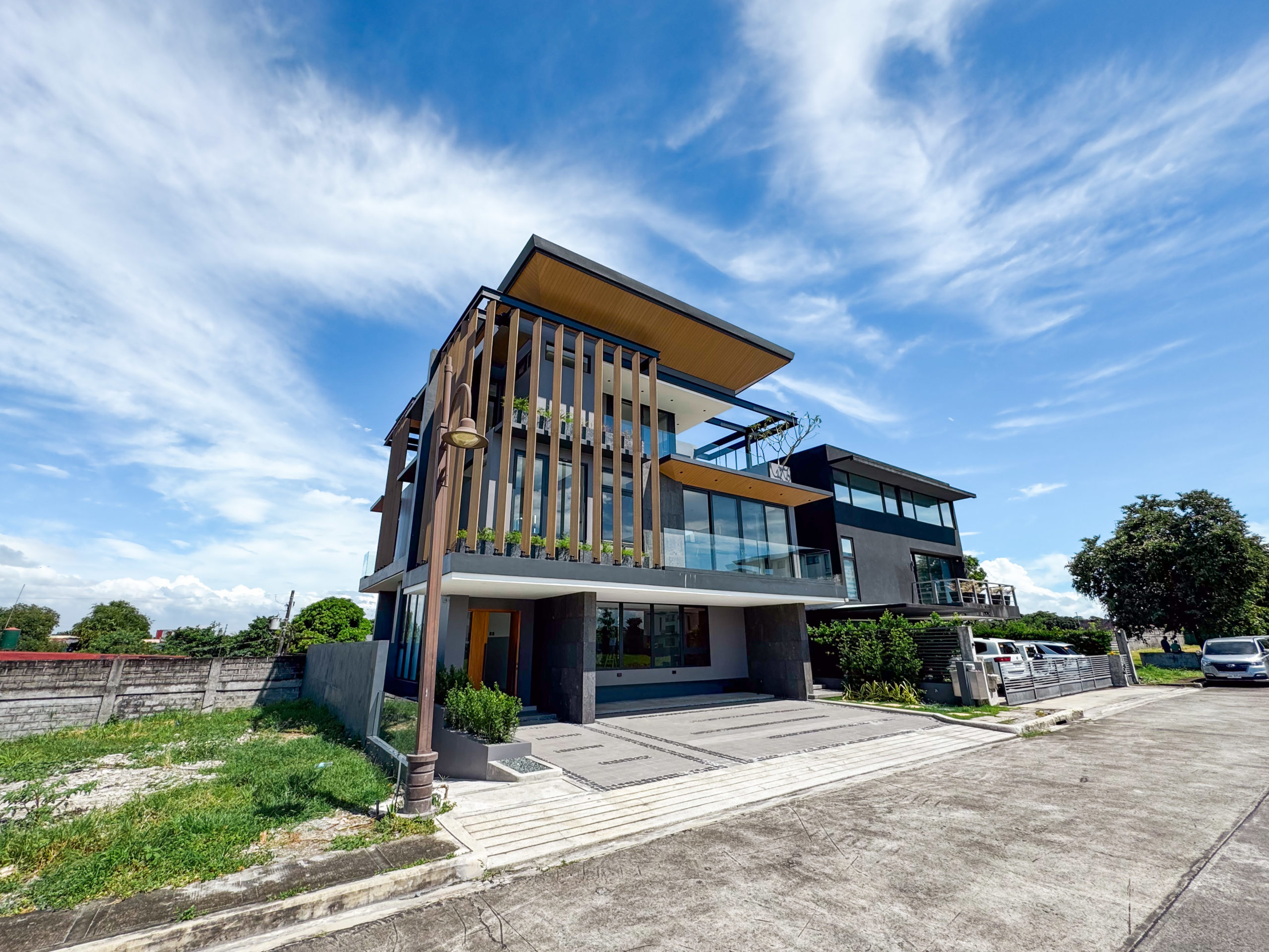 Inviting5-BedroomHouseandLotforSaleinAlabangWestVillage,LasPiñas-2.jpg
