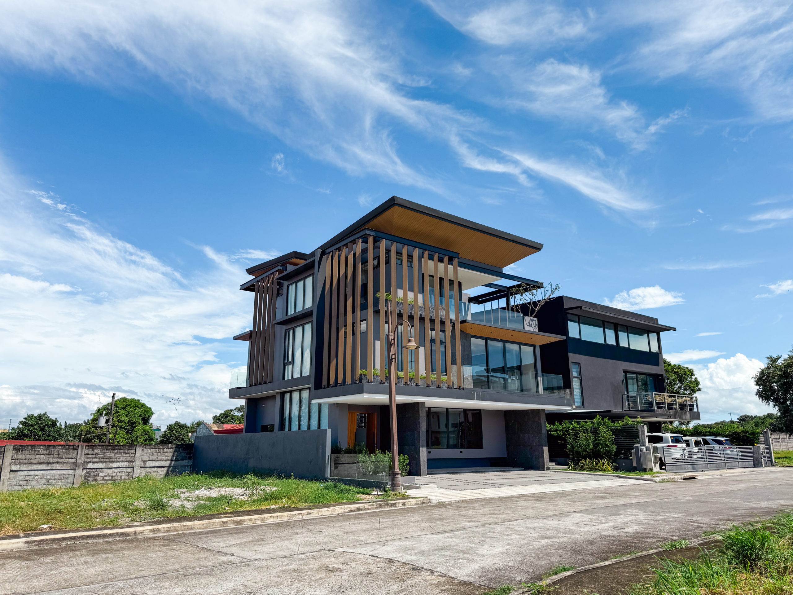 Inviting5-BedroomHouseandLotforSaleinAlabangWestVillage,LasPiñas-3.jpg
