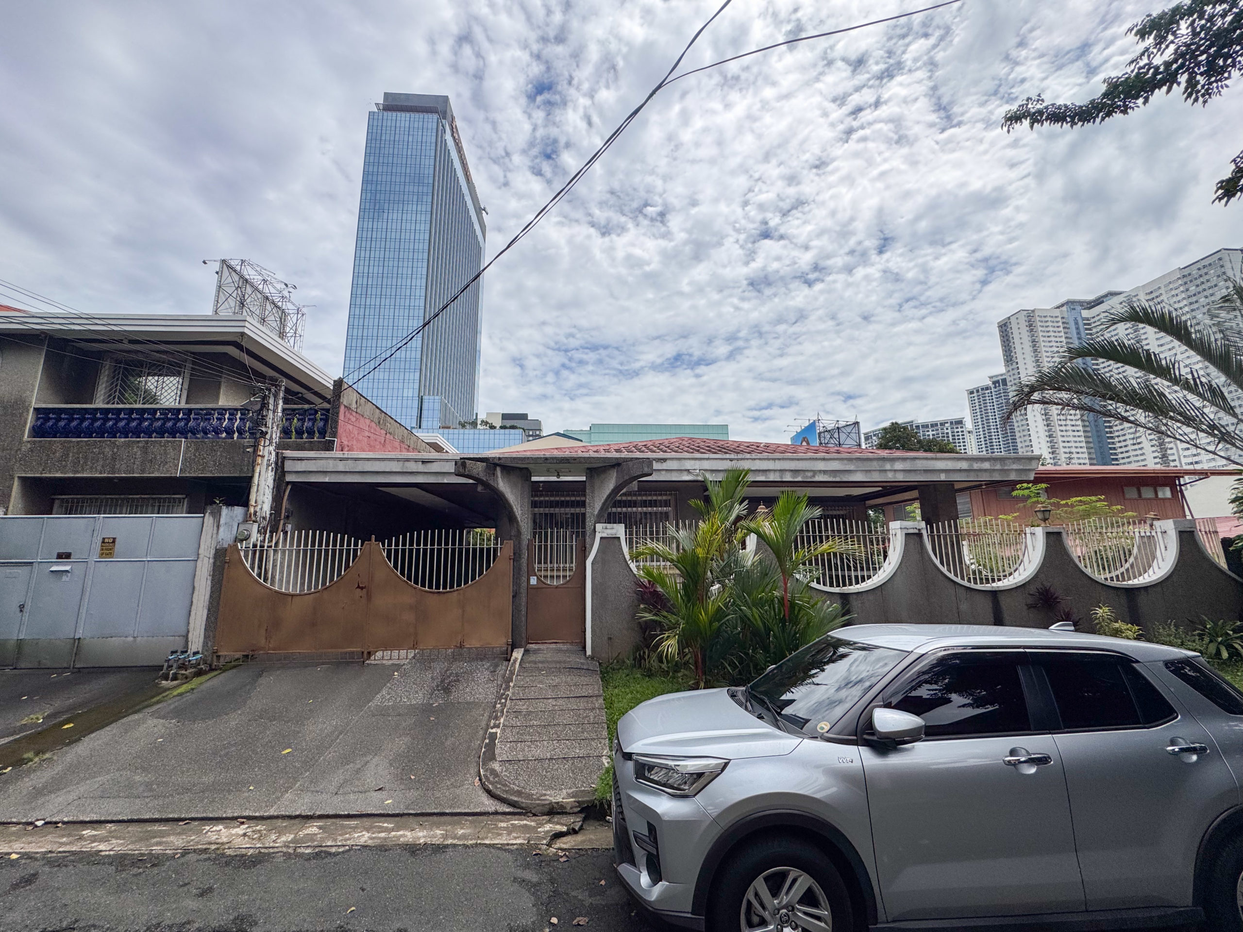 Attractive3-BedroomHouseandLotforSaleinPhilamHomes,QuezonCity-1.jpg