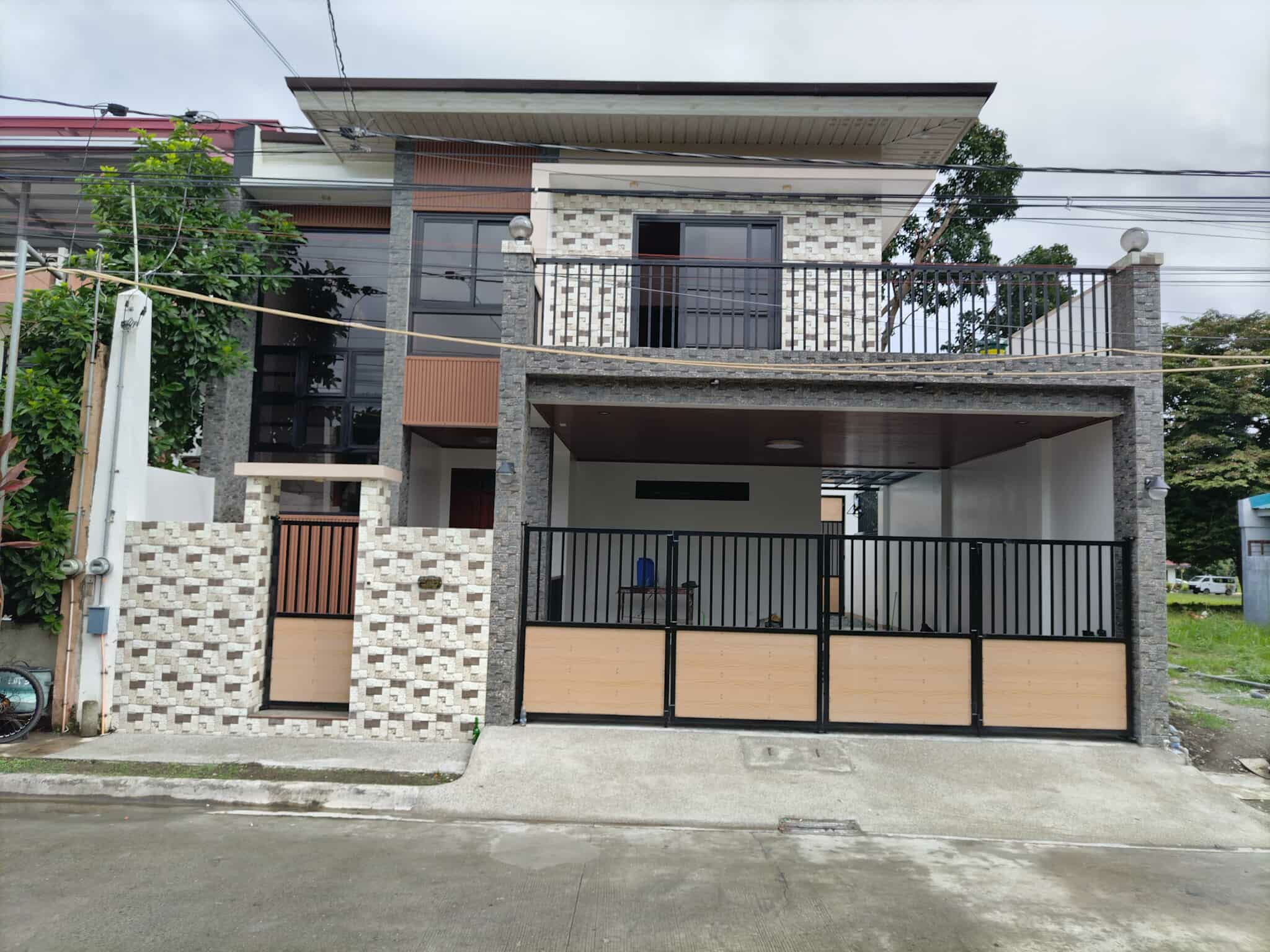 Radiant4-BedroomHouseandLotforSaleinSta.RosaLaguna-1.jpg