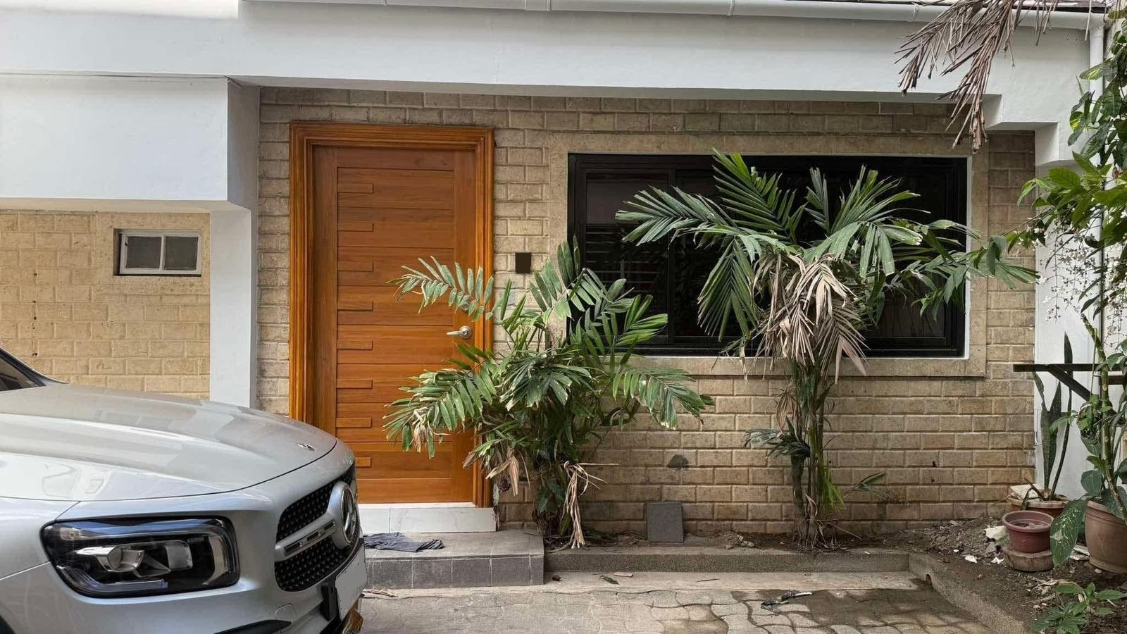Sleek6-BedroomTownhouseforSaleinNewManila,QuezonCity-1.jpg
