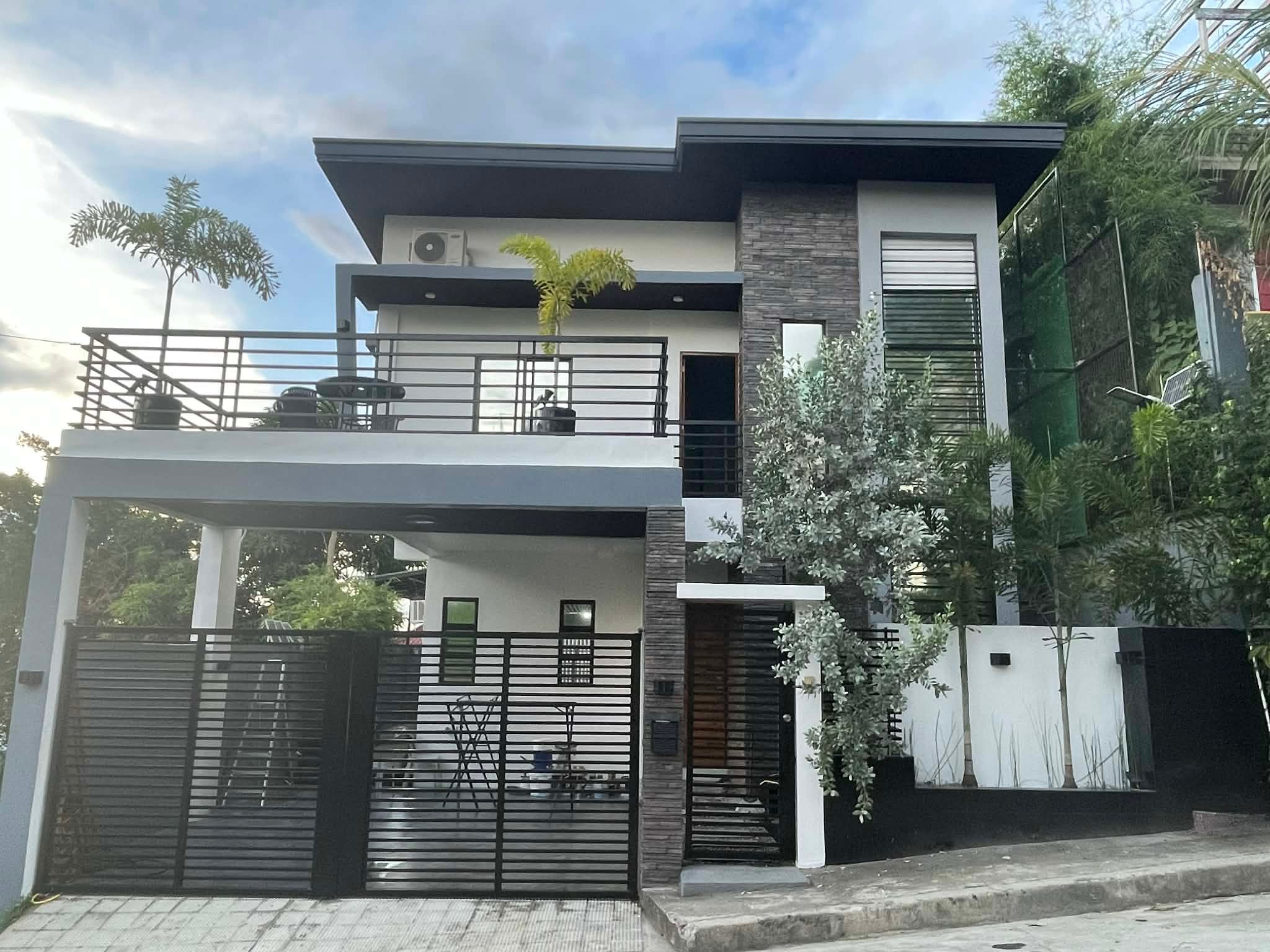 Gleaming3-BedroomHouseandLotforSaleinRidgemondExecutiveVillage,SanIsidro,Taytay,Rizal-1.jpg
