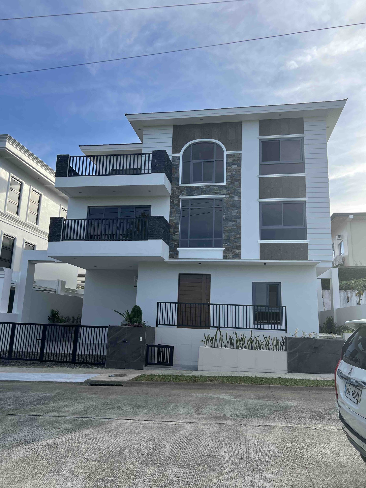 Inviting4-BedroomHouseandLotforSaleinChateuxDeParisSubd,SilangCavite-1.jpg