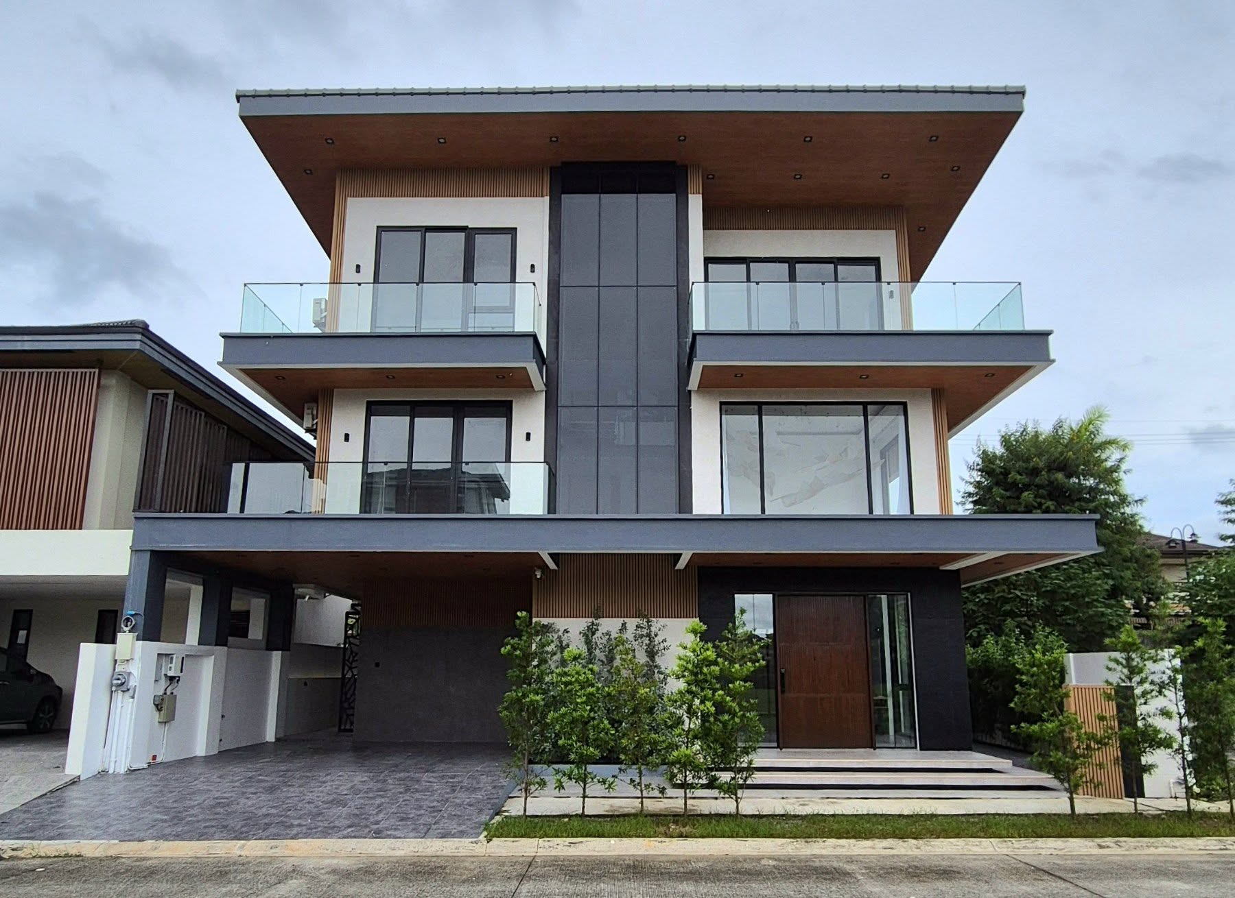 Sensational7-BedroomHouseandLotforSaleinSouthForbes,SilangCavite-1.jpg