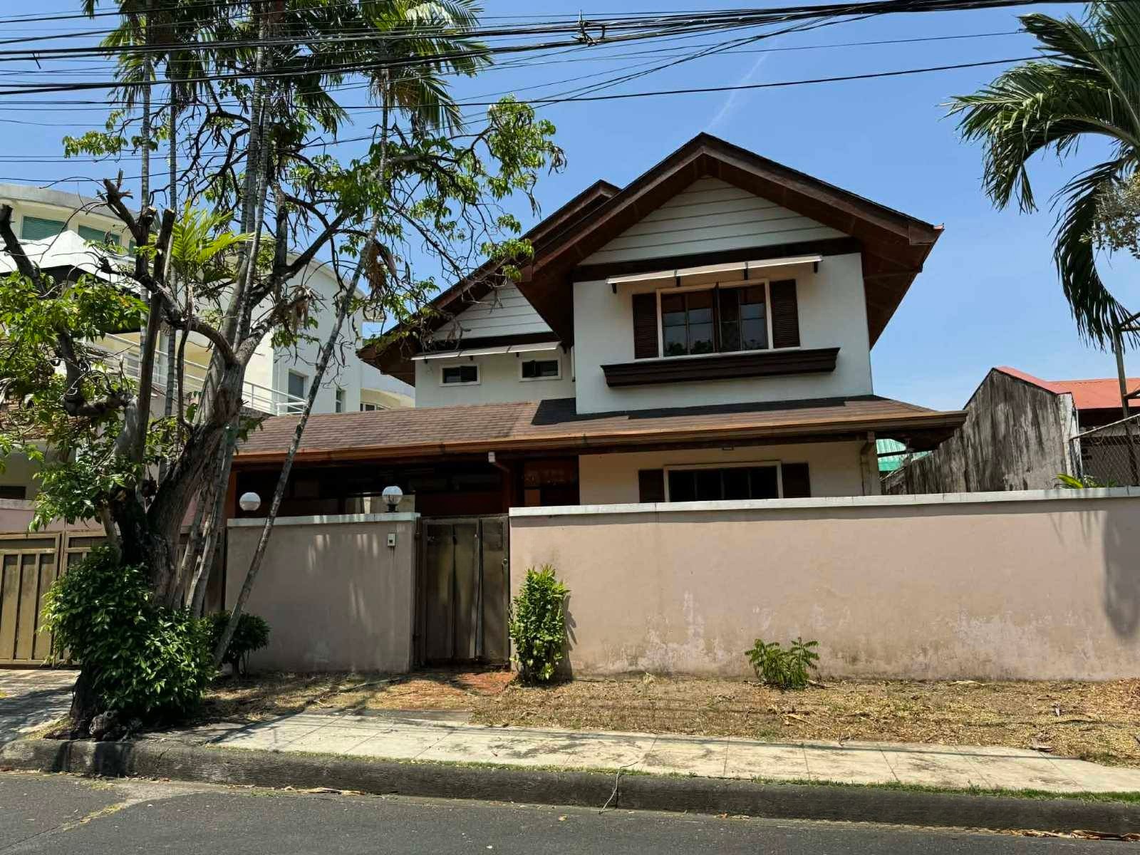Pre-owned4-BedroomHouseandLotforSaleinAlabangHills,Muntinlupa-1.jpg