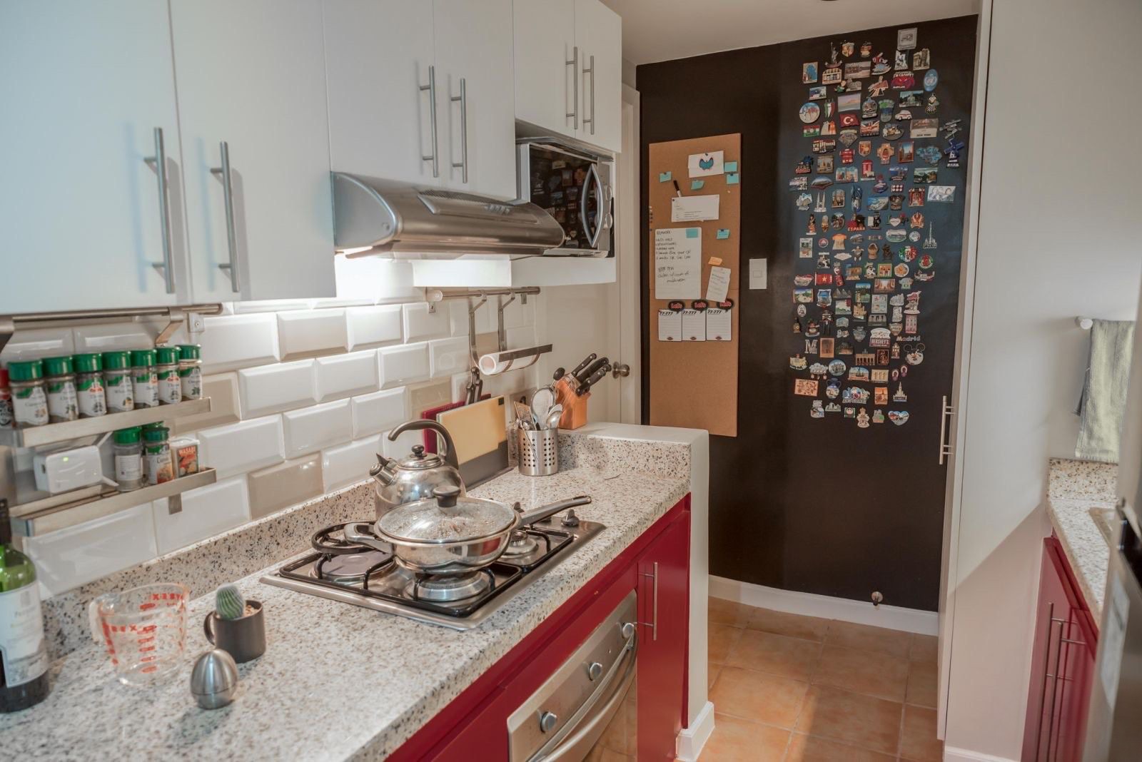 Charming2-BedroomCondoUnitforSaleinLeeGardens,MandaluyongCity-1.jpg