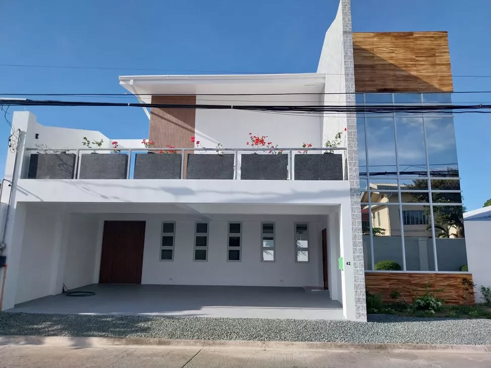 Dazzling3-BedroomHouseandLotforSaleinBFHomes,Parañaque-1.jpg