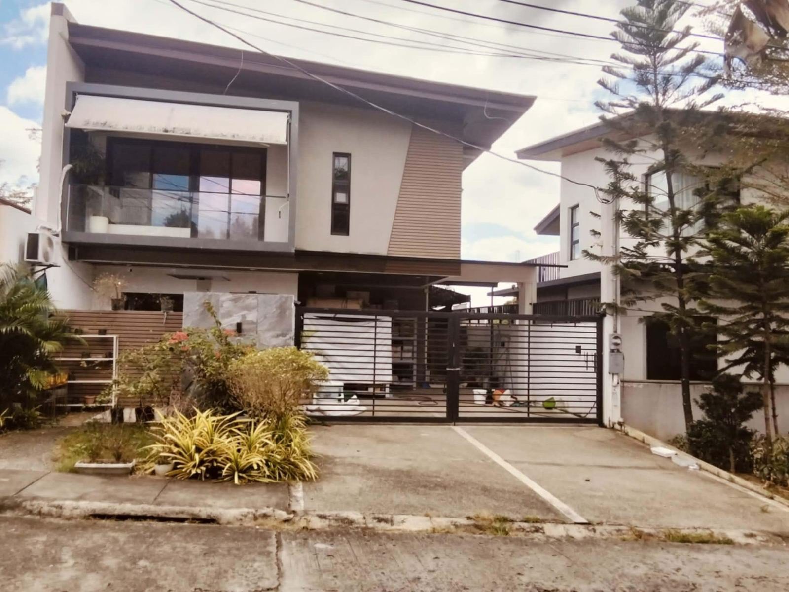 Splendid3-BedroomHouseandLotforSaleinFilinvestHeights,QuezonCity-1.jpg