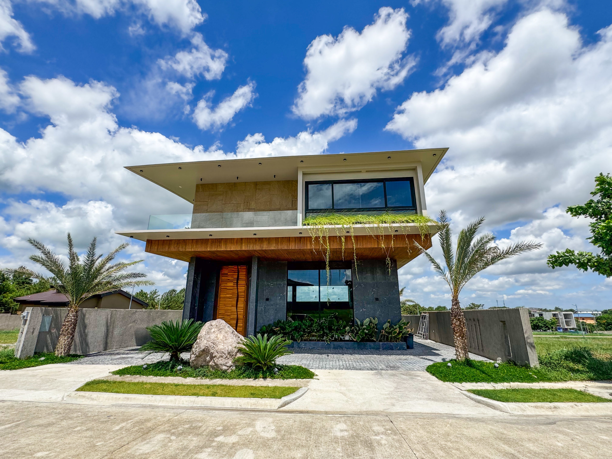 Luxurious3-BedroomHouseandLotinEnclaveAlabang,Muntinlupa-1.jpg