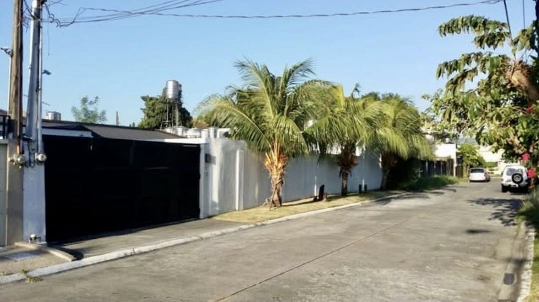 Inviting5-BedroomHouseandLotforSaleinBFHomes,Parañaque-1.jpg