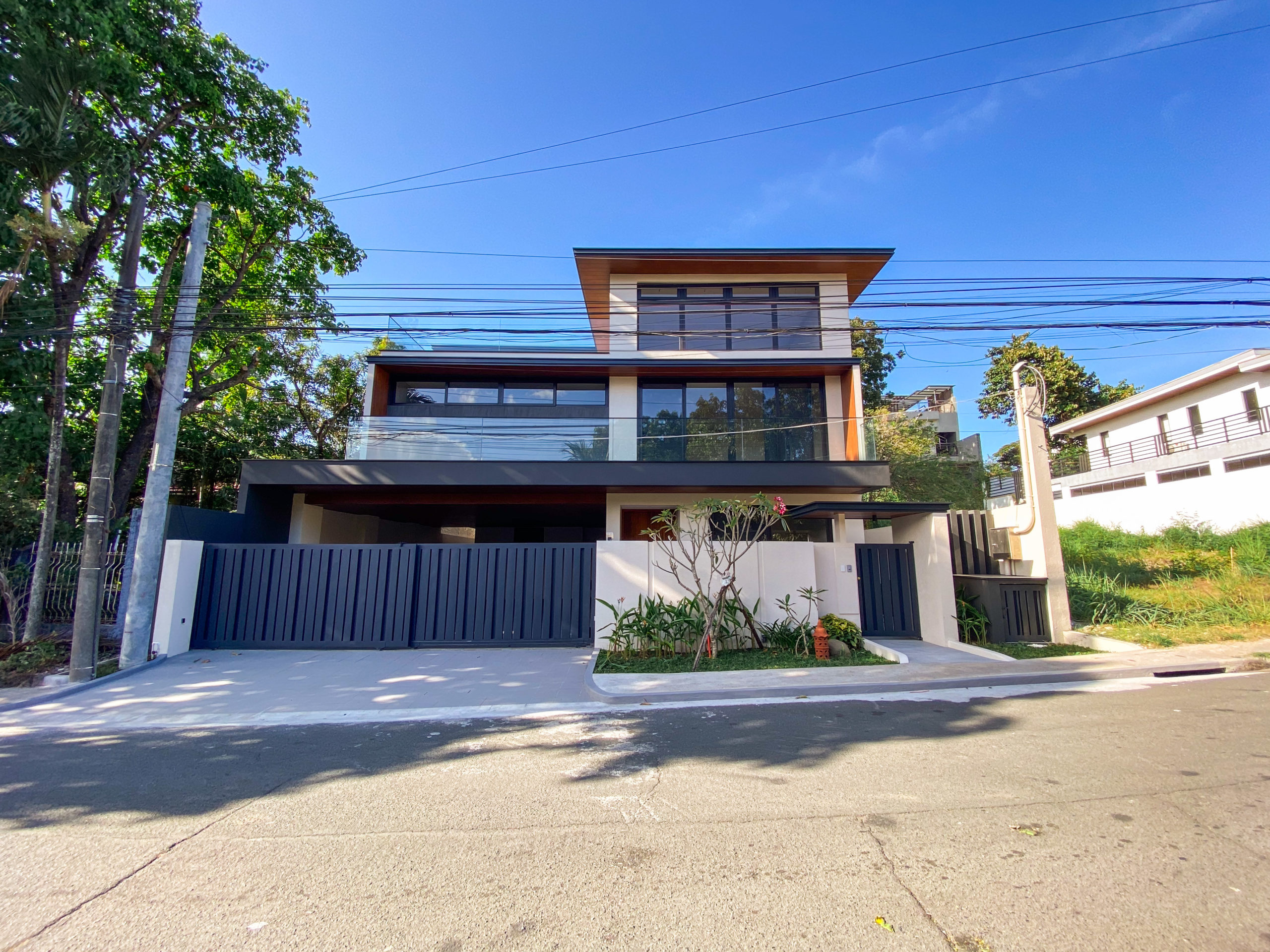 Dazzling6-BedroomHouseandLotforSaleinMiraNila,QuezonCity-1.jpg