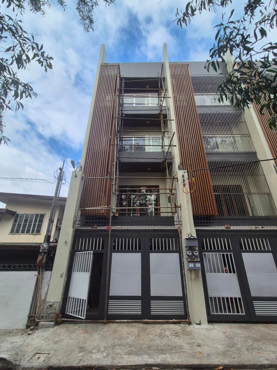 Contemporary4-BedroomTownhouseforSaleinProject7,QuezonCity-1.jpg