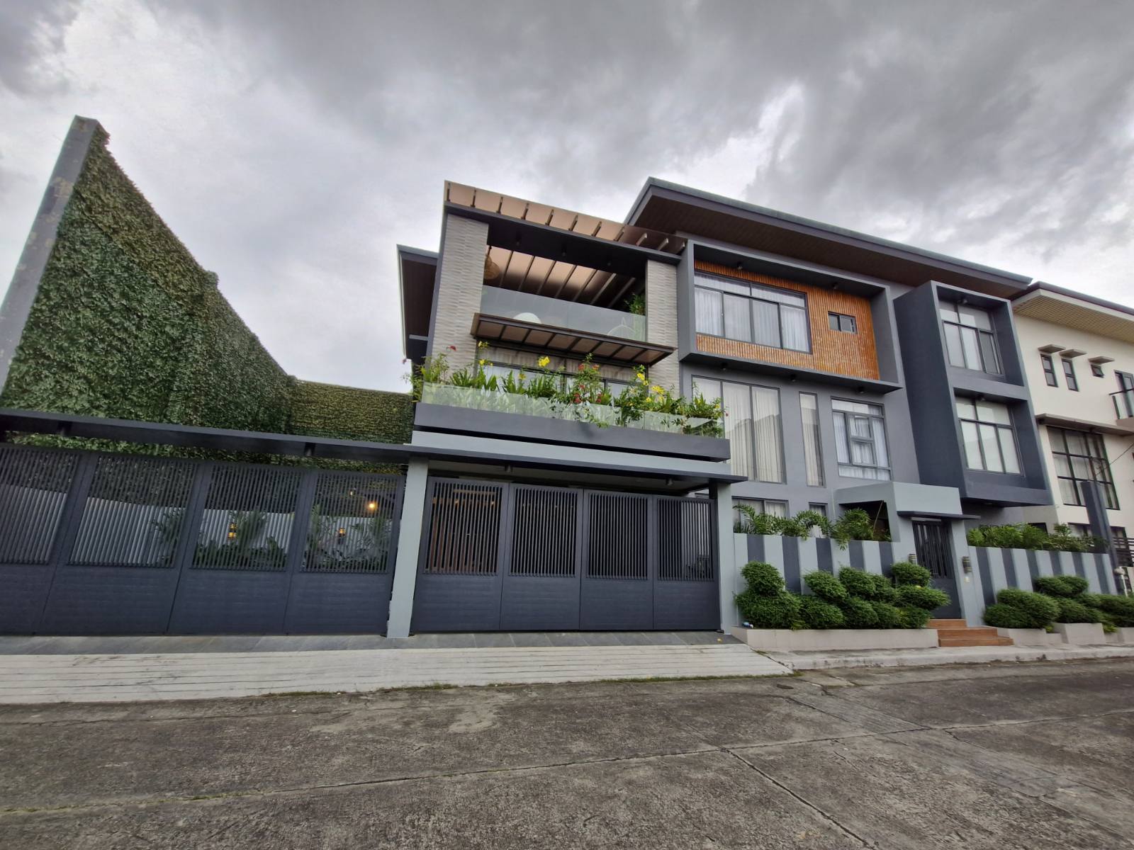 Outstanding9-BedroomHouseandLotforSaleinGreenwoodsExecutiveVillage,PasigCity-1.jpg