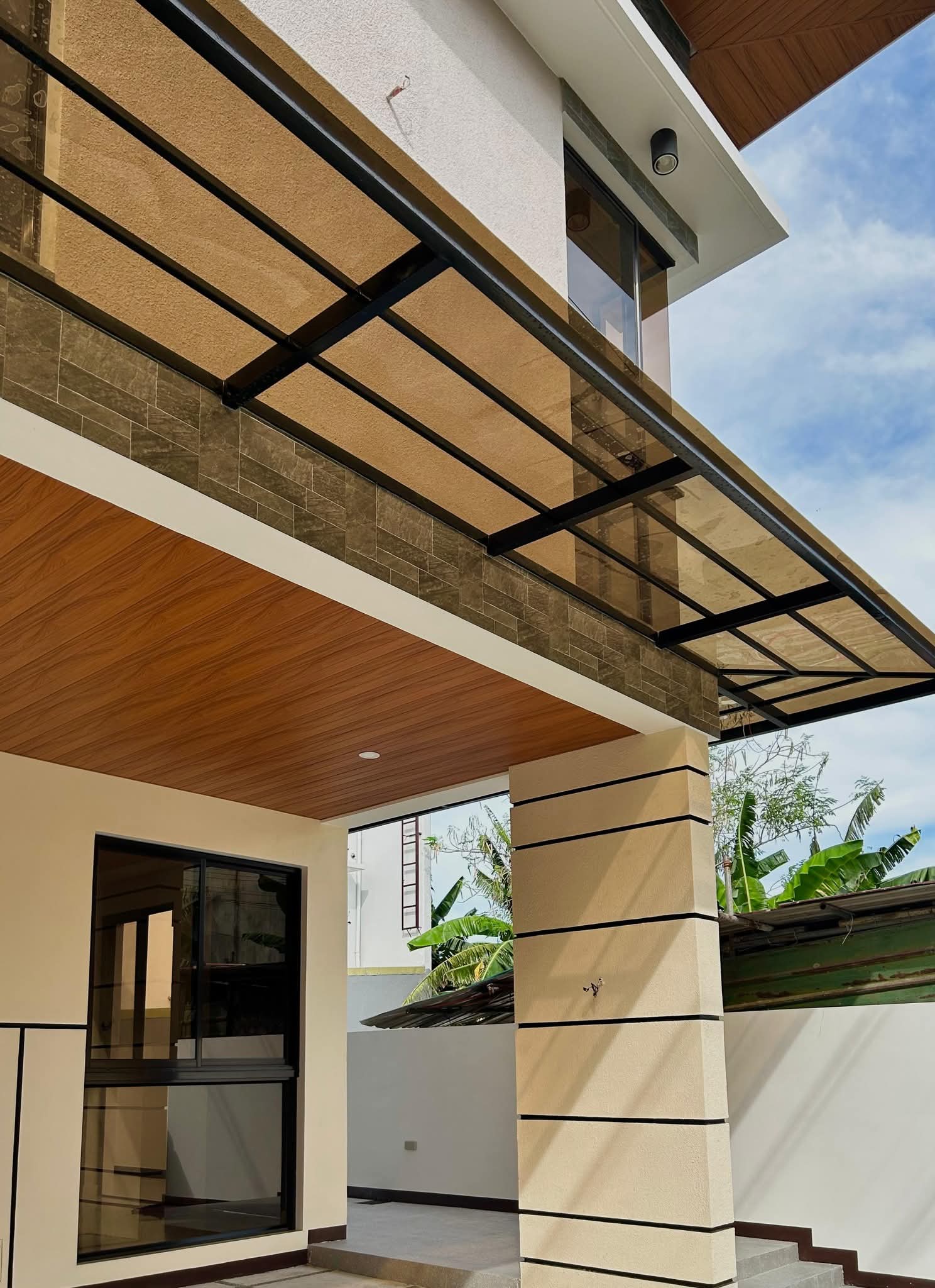 Lavish3-BedroomHouseandLotforSaleinKatarunganVillage,MuntinlupaCity-1.jpg