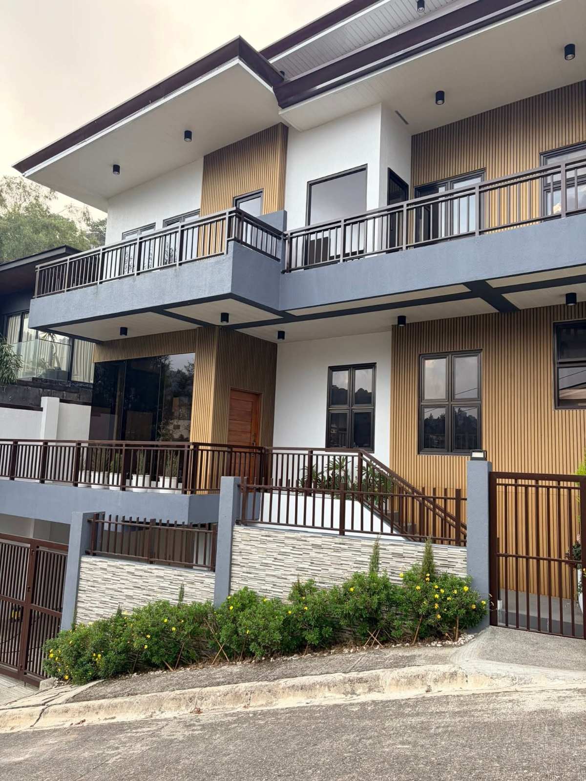 Contemporary5-BedroomHouseandLotforLeaseinWoodsgateSubd.,BaguioCity-1.jpg