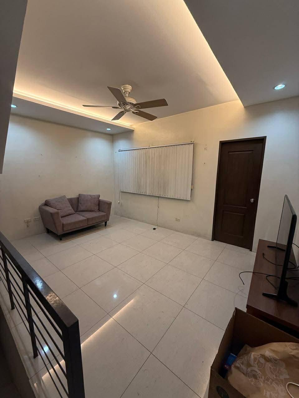 Warm3-BedroomTownhouseforLeaseinMandaluyongCity-1.jpg