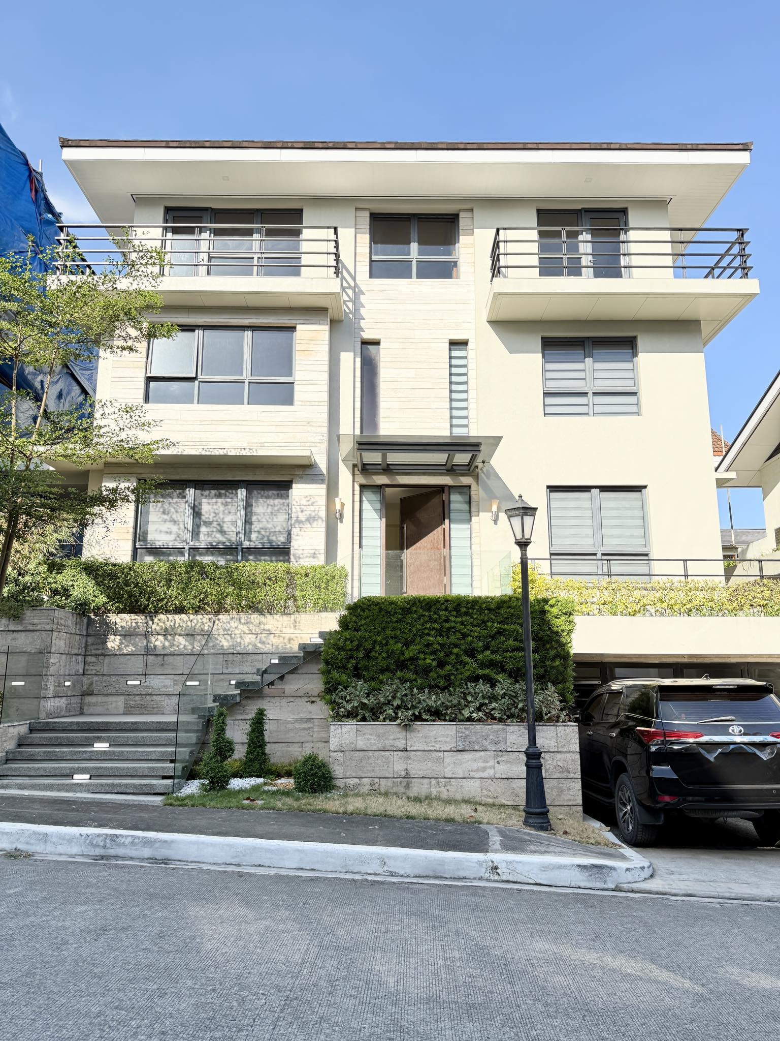 Pristine4-BedroomHouseandLotforLeaseinMckinleyHillVillage,Taguig-1.jpg